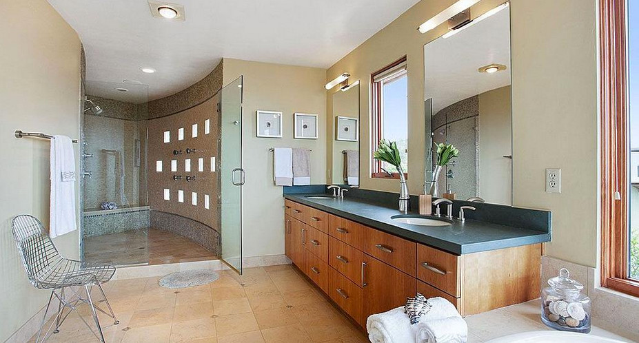 Modelo de cuarto de baño contemporáneo con bañera esquinera, ducha doble, suelo de baldosas de porcelana y lavabo bajoencimera