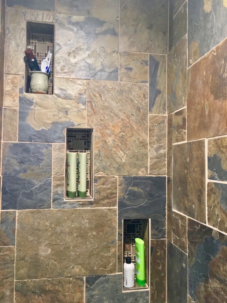 Mittelgroßes Eklektisches Duschbad mit Eckbadewanne, offener Dusche, Toilette mit Aufsatzspülkasten, farbigen Fliesen, Keramikfliesen, bunten Wänden, Einbauwaschbecken und offener Dusche in Minneapolis