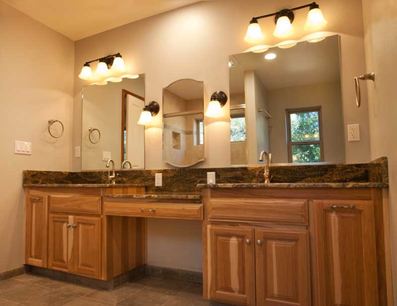 Exemple d'une salle de bain principale nature en bois brun de taille moyenne avec un plan de toilette en granite, un carrelage marron, des carreaux de céramique, un mur beige et un sol en carrelage de céramique.