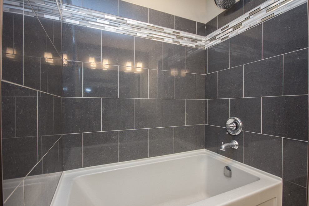 Bild på ett mellanstort funkis en-suite badrum, med skåp i shakerstil, skåp i mörkt trä, ett badkar i en alkov, en dusch/badkar-kombination, grå kakel, glaskakel, grå väggar, kalkstensgolv, ett fristående handfat och bänkskiva i zink