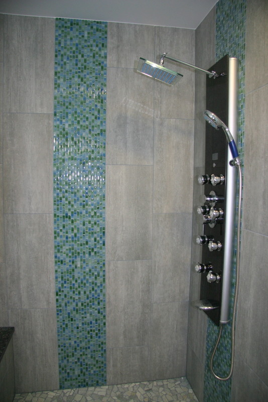 Idée de décoration pour une petite salle de bain design.