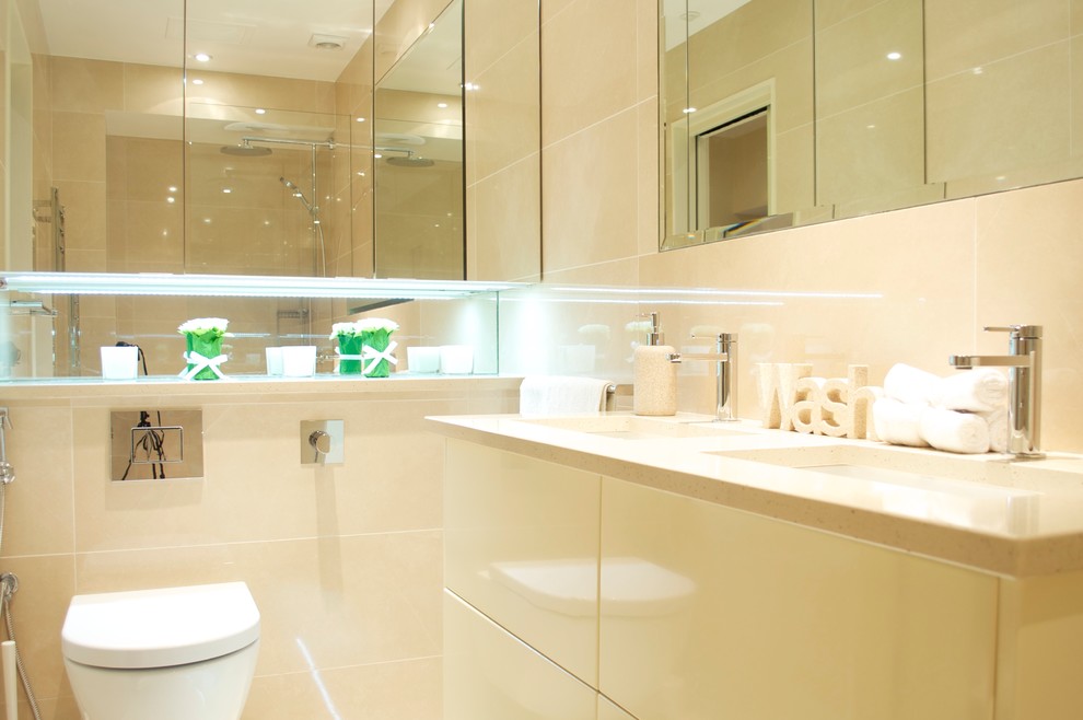 Cette image montre une petite salle de bain principale design avec des portes de placard beiges, une douche ouverte, WC suspendus, un carrelage beige, des carreaux de céramique, un mur beige, un sol en carrelage de céramique, un lavabo suspendu et un plan de toilette en granite.