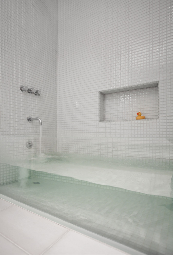 На фото: детская ванная комната в современном стиле с плиткой мозаикой и белой плиткой
