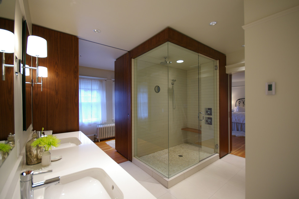 Идея дизайна: ванная комната в стиле модернизм с душем в нише