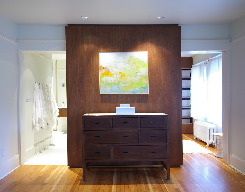 Idee per una stanza da bagno minimalista con ante in legno bruno