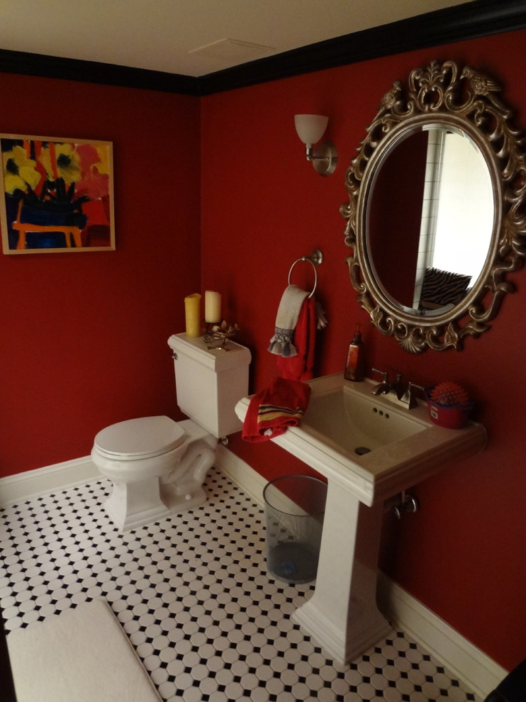 Mittelgroßes Eklektisches Duschbad mit Wandtoilette mit Spülkasten, roter Wandfarbe, Keramikboden, Sockelwaschbecken, Mineralwerkstoff-Waschtisch und weißem Boden in Baltimore