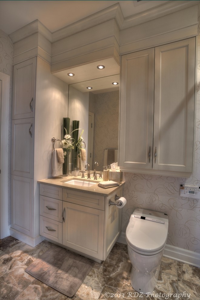 Immagine di una stanza da bagno chic con lavabo sottopiano, ante con riquadro incassato, ante beige, top in quarzo composito, doccia doppia, WC monopezzo, piastrelle marroni e piastrelle in pietra