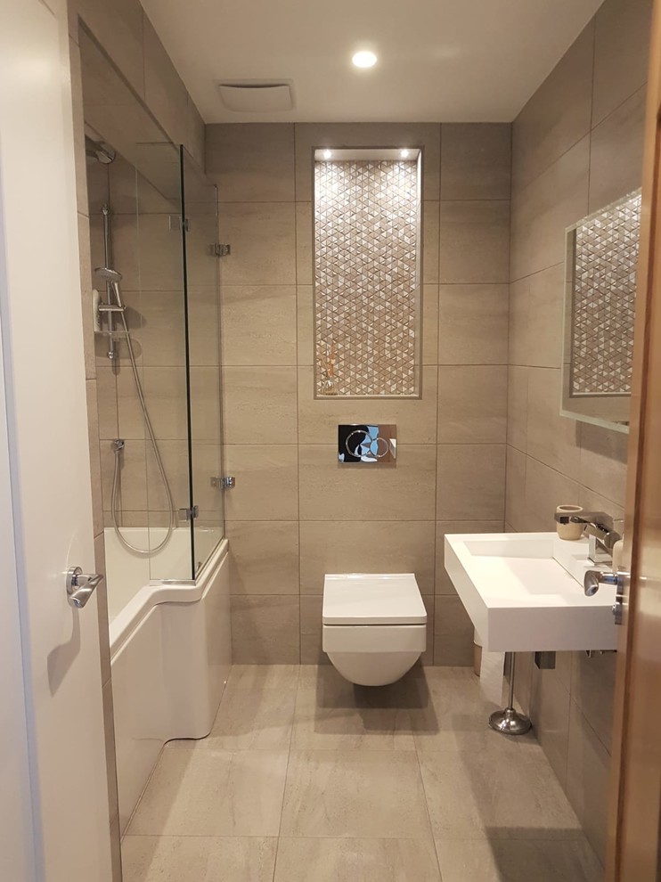 На фото: главная ванная комната в современном стиле с ванной в нише, душем над ванной, инсталляцией, бежевой плиткой, коричневой плиткой, бежевыми стенами, подвесной раковиной, бежевым полом и открытым душем