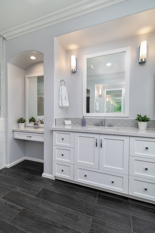 Idéer för stora shabby chic-inspirerade vitt en-suite badrum, med skåp i shakerstil, vita skåp, ett fristående badkar, grå kakel, glaskakel, vita väggar, klinkergolv i porslin, ett undermonterad handfat, bänkskiva i kvarts och grått golv