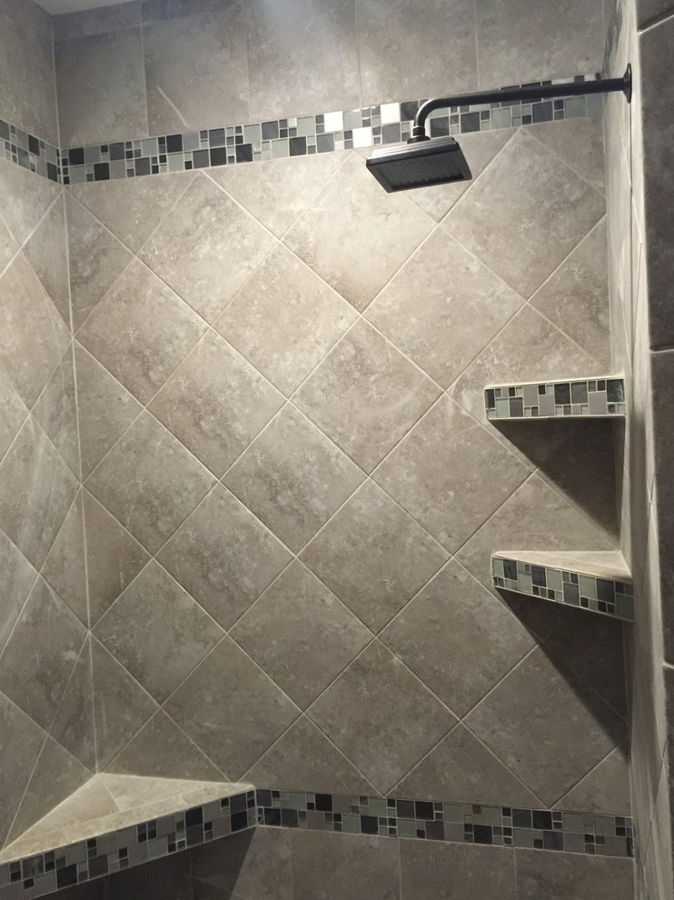 Idee per una stanza da bagno padronale tradizionale di medie dimensioni con doccia alcova, piastrelle beige e piastrelle in ceramica