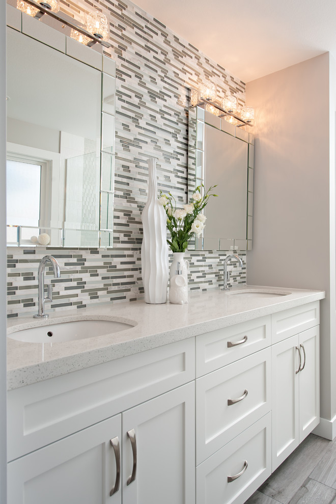 Esempio di una stanza da bagno padronale chic con lavabo sottopiano, top in quarzo composito, piastrelle multicolore, piastrelle a mosaico e pareti grigie