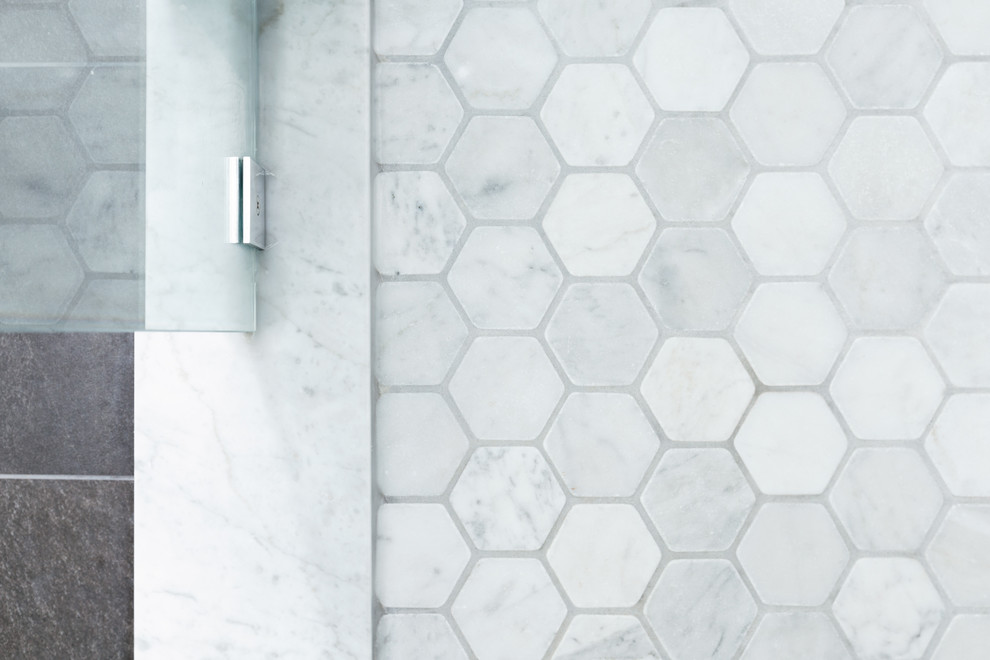 Esempio di una stanza da bagno contemporanea con piastrelle bianche e piastrelle a mosaico