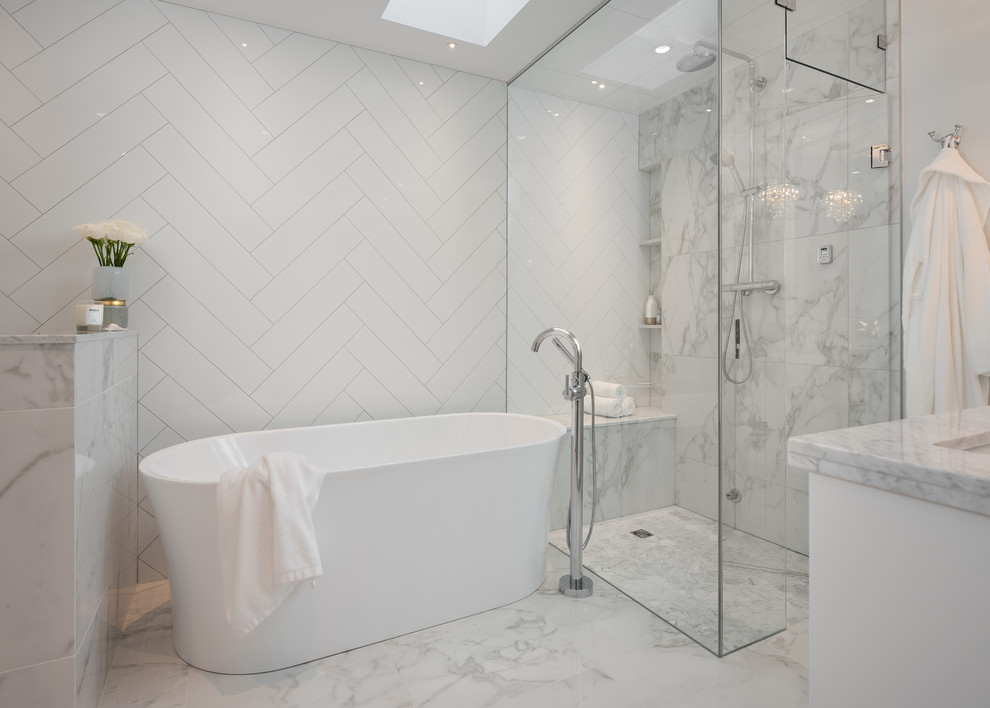 バンクーバーにあるトランジショナルスタイルのおしゃれな浴室の写真