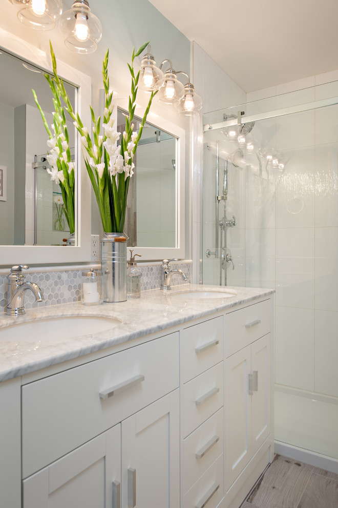 Diseño de cuarto de baño clásico con lavabo bajoencimera, encimera de mármol, ducha empotrada, baldosas y/o azulejos grises, baldosas y/o azulejos de porcelana y paredes grises