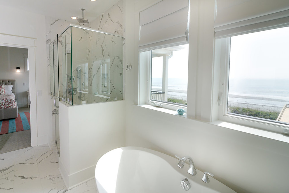 Idéer för mellanstora maritima grått en-suite badrum, med skåp i shakerstil, vita skåp, ett fristående badkar, en hörndusch, vit kakel, marmorkakel, vita väggar, marmorgolv, ett undermonterad handfat, bänkskiva i kvarts, vitt golv och dusch med gångjärnsdörr