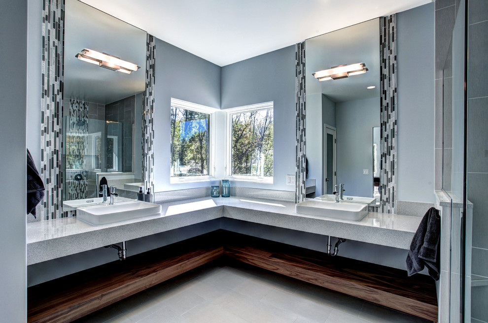 Стильный дизайн: ванная комната в современном стиле с настольной раковиной, открытыми фасадами, фасадами цвета дерева среднего тона, столешницей из искусственного кварца, угловым душем, серой плиткой и керамогранитной плиткой - последний тренд