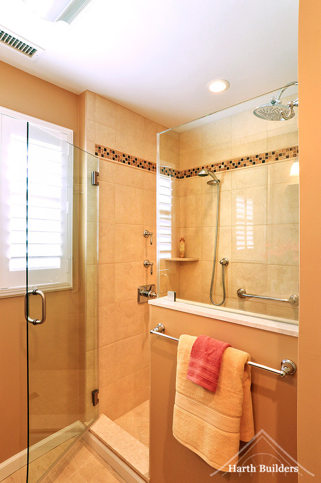 Cette photo montre une salle de bain principale chic avec une douche d'angle, un carrelage beige, des carreaux de céramique, un mur orange et un sol en carrelage de céramique.