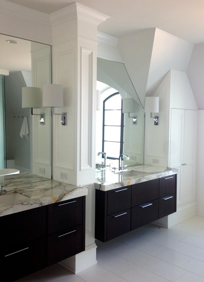 Пример оригинального дизайна: главная ванная комната среднего размера в стиле неоклассика (современная классика) с врезной раковиной, плоскими фасадами, темными деревянными фасадами, мраморной столешницей, отдельно стоящей ванной, двойным душем, белой плиткой, каменной плиткой, белыми стенами, полом из керамической плитки, бежевым полом и открытым душем