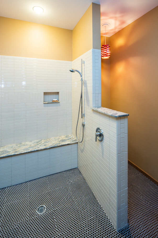 Inspiration pour une petite salle de bain minimaliste en bois foncé pour enfant avec un placard à porte plane, une douche à l'italienne, WC à poser, un carrelage beige, un mur jaune, un sol en carrelage de céramique, un lavabo encastré et un plan de toilette en granite.