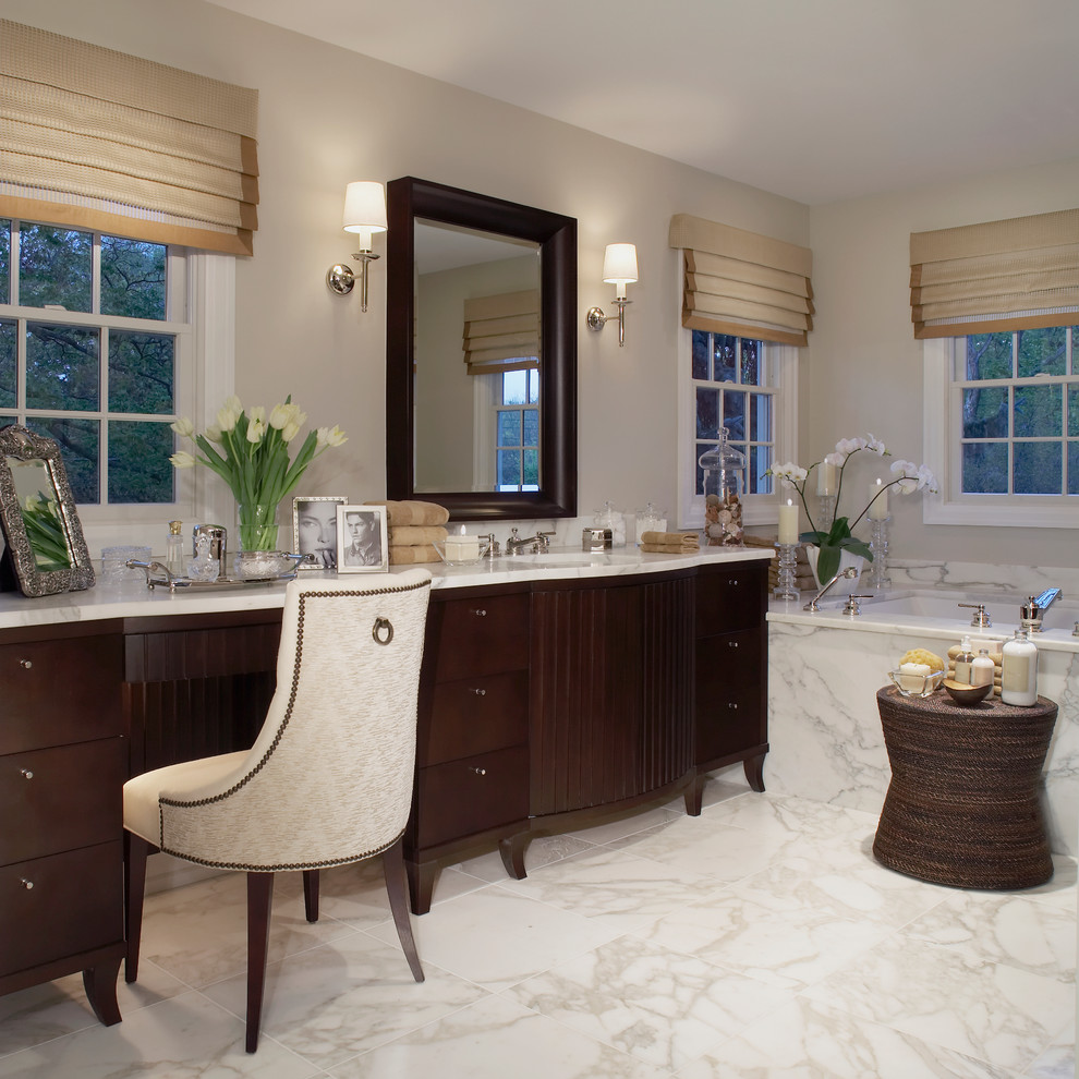 Esempio di una grande stanza da bagno padronale classica con ante lisce, ante in legno bruno, piastrelle bianche, lavabo sottopiano, vasca ad alcova, pareti beige e pavimento in marmo