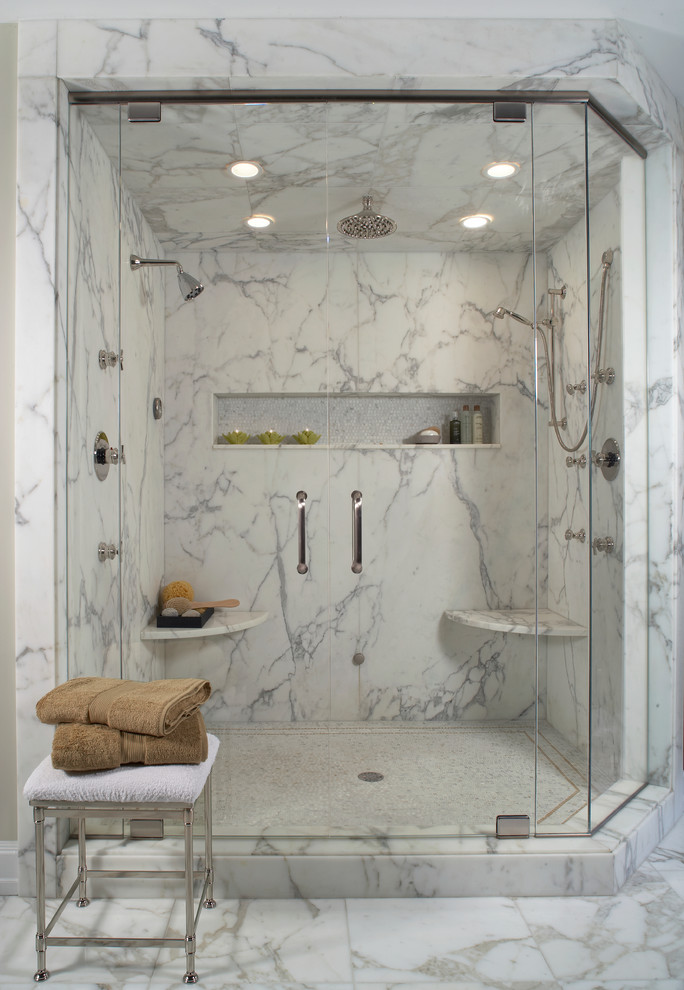 Esempio di una grande stanza da bagno padronale tradizionale con doccia alcova e pavimento in marmo