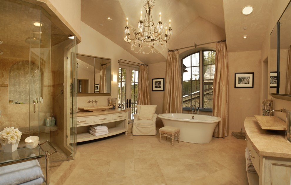 Свежая идея для дизайна: ванная комната в стиле рустика с отдельно стоящей ванной, настольной раковиной и плиткой из травертина - отличное фото интерьера