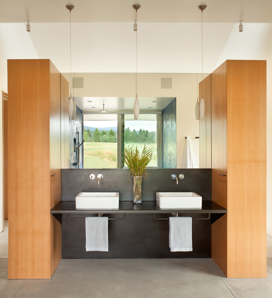 Idee per una stanza da bagno padronale minimal con pareti beige, pavimento in cemento, lavabo a bacinella, ante lisce e ante in legno chiaro