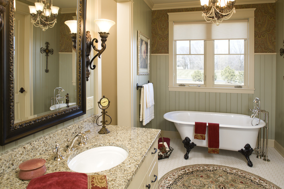 Inspiration för stora lantliga en-suite badrum, med luckor med upphöjd panel, beige skåp, ett badkar med tassar, en dusch i en alkov, vit kakel, keramikplattor, gröna väggar, klinkergolv i keramik, ett väggmonterat handfat och granitbänkskiva