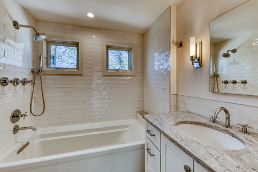 Идея дизайна: маленькая ванная комната в стиле неоклассика (современная классика) с фасадами в стиле шейкер, белыми фасадами, ванной в нише, душем над ванной, белой плиткой, плиткой кабанчик, бежевыми стенами, полом из керамогранита, врезной раковиной, столешницей из искусственного кварца, разноцветным полом, открытым душем, бежевой столешницей, сиденьем для душа, тумбой под одну раковину и встроенной тумбой для на участке и в саду