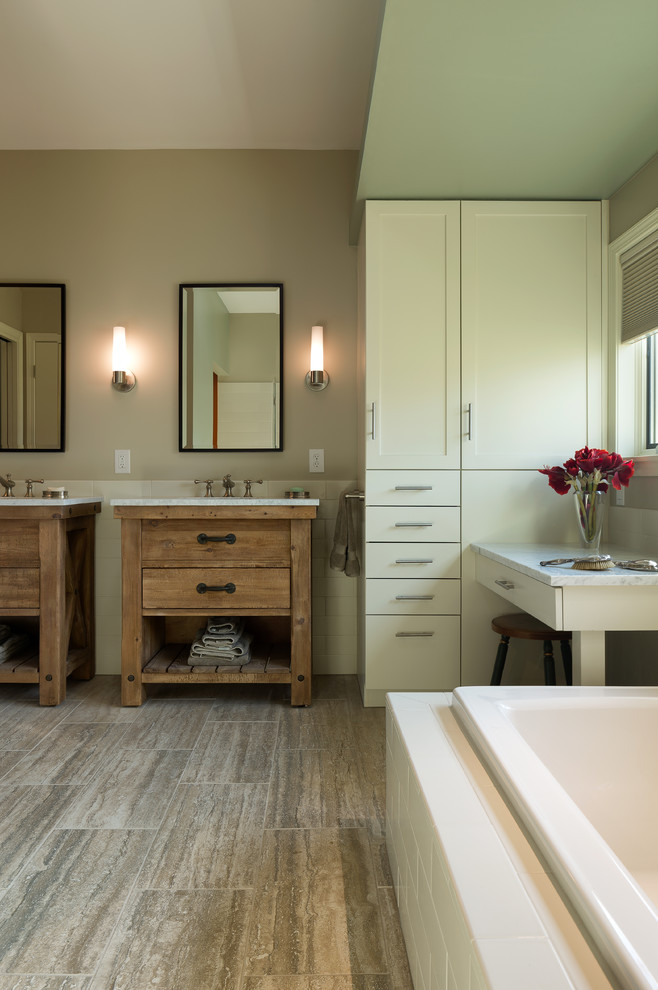 Foto på ett mellanstort vintage en-suite badrum, med ett platsbyggt badkar, keramikplattor, travertin golv, marmorbänkskiva, skåp i mellenmörkt trä, vit kakel, bruna väggar och släta luckor