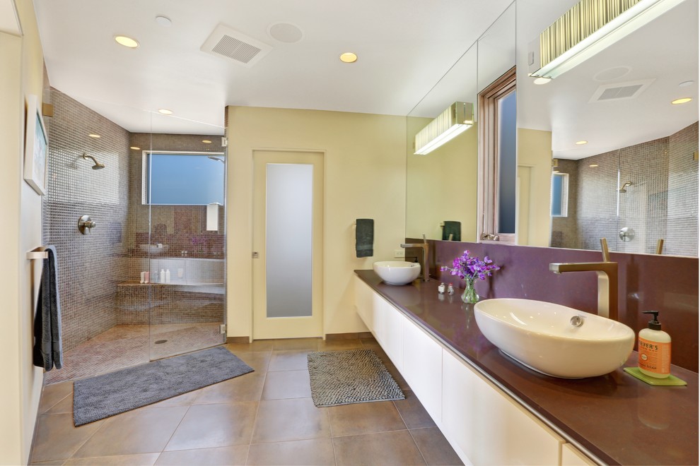 Пример оригинального дизайна: большая главная ванная комната в современном стиле с настольной раковиной, плоскими фасадами, открытым душем, коричневой плиткой и желтыми стенами