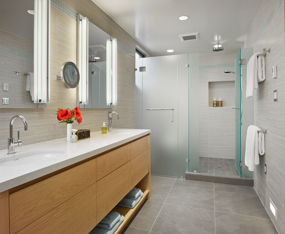 Источник вдохновения для домашнего уюта: ванная комната в стиле модернизм с врезной раковиной, душем в нише, раздельным унитазом, плоскими фасадами, светлыми деревянными фасадами, бежевой плиткой, керамогранитной плиткой и белой столешницей