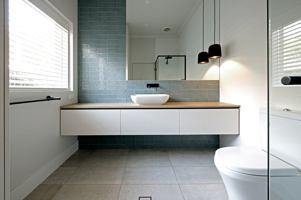Modernes Badezimmer mit grauen Schränken, hellem Holzboden und buntem Boden in Adelaide