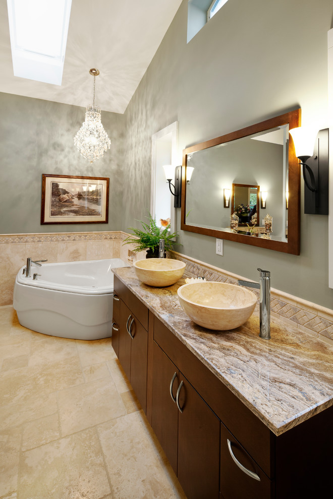 Modelo de cuarto de baño clásico renovado con bañera exenta, lavabo sobreencimera, paredes verdes y ventanas