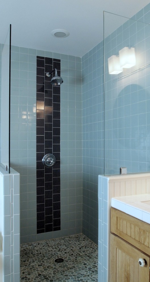 Foto di una stanza da bagno padronale classica di medie dimensioni con ante con riquadro incassato, ante in legno chiaro, vasca ad alcova, doccia ad angolo, piastrelle bianche, piastrelle di vetro, pareti blu e parquet chiaro