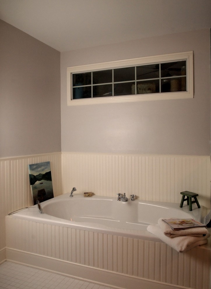 Aménagement d'une salle de bain principale classique de taille moyenne avec une baignoire en alcôve, un carrelage blanc, un carrelage en pâte de verre, un mur bleu et un sol en carrelage de céramique.