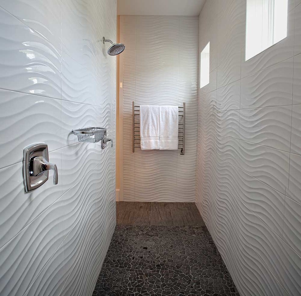 アトランタにあるコンテンポラリースタイルのおしゃれなマスターバスルーム (フラットパネル扉のキャビネット、白いキャビネット、白いタイル、セラミックタイル、ベージュの壁、セラミックタイルの床、御影石の洗面台) の写真