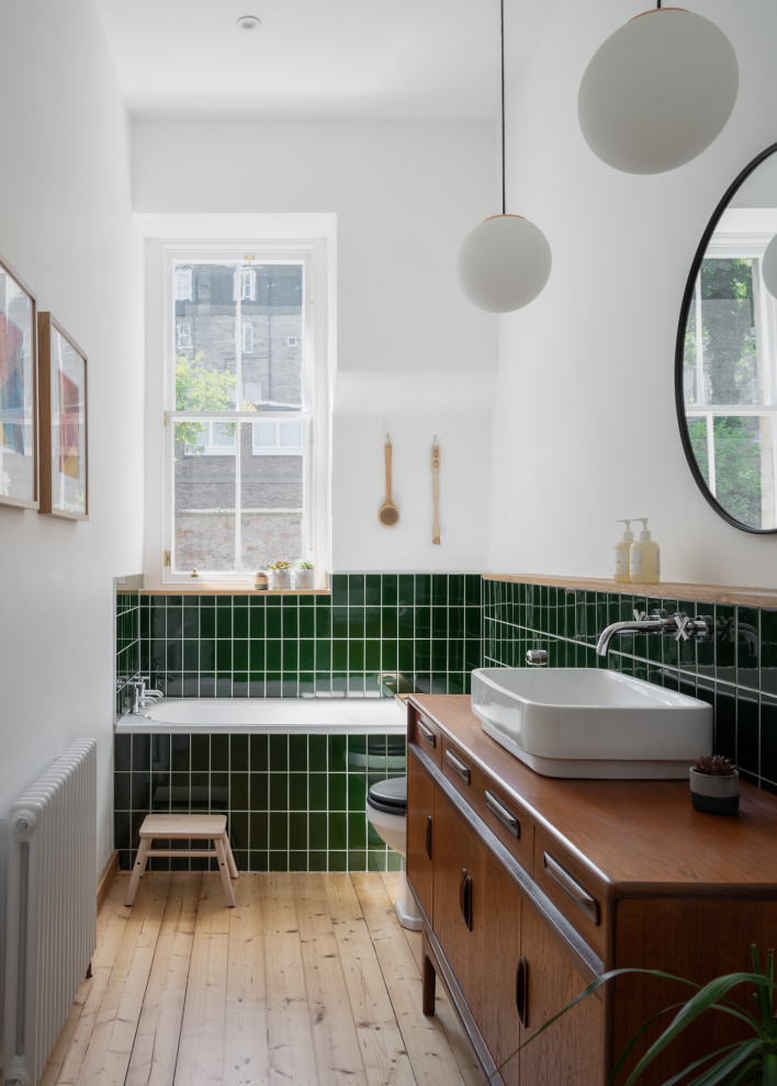 Exemple d'une salle de bain scandinave en bois brun de taille moyenne pour enfant avec un carrelage vert, des carreaux de porcelaine, un mur blanc, une vasque, un plan de toilette en bois, un sol beige, un plan de toilette marron, meuble-lavabo sur pied et un placard à porte plane.