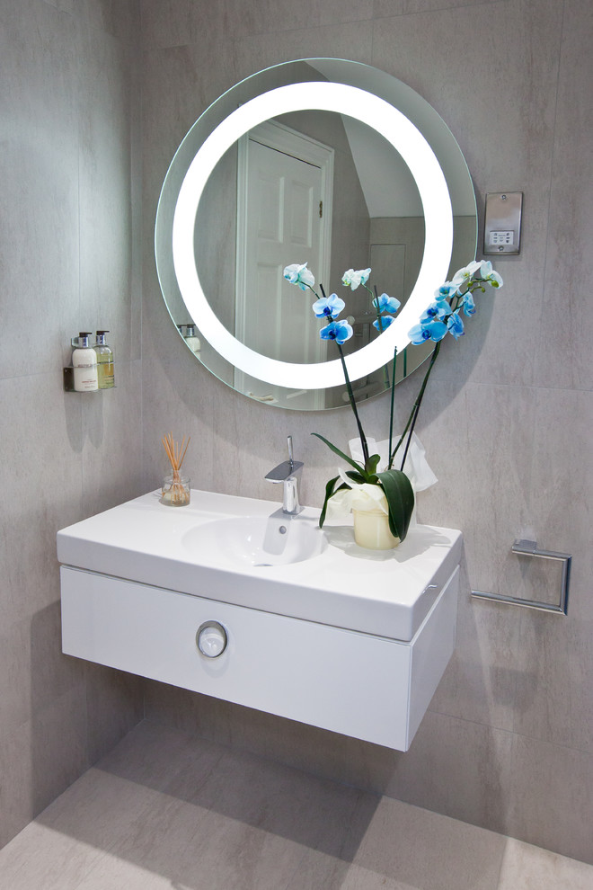 Idee per una stanza da bagno per bambini stile marinaro di medie dimensioni con ante bianche, piastrelle beige, pareti beige, lavabo da incasso, pavimento beige e top bianco