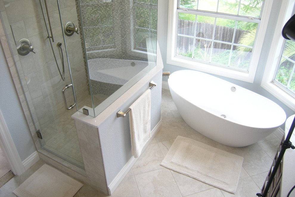 Idéer för att renovera ett stort vintage badrum, med ett fristående badkar, en dusch i en alkov, flerfärgad kakel, mosaik, grå väggar, klinkergolv i porslin och beiget golv