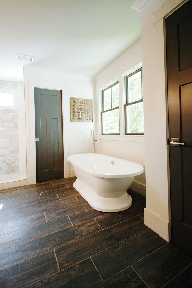 Réalisation d'une salle de bain principale champêtre en bois vieilli avec une baignoire indépendante, une douche ouverte, un carrelage noir et blanc, des carreaux de céramique, un mur blanc, un sol en carrelage de céramique et un plan de toilette en quartz modifié.