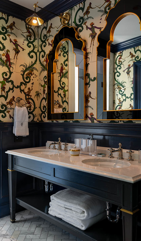Пример оригинального дизайна: ванная комната в стиле фьюжн с открытыми фасадами, черными фасадами, разноцветными стенами, душевой кабиной, врезной раковиной и серым полом