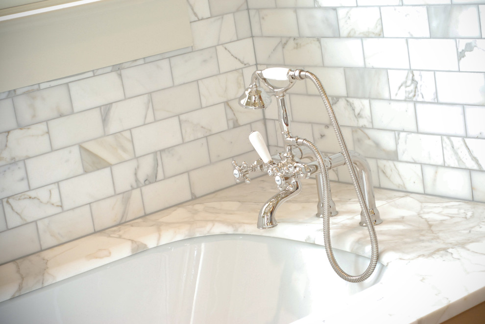 Idee per una stanza da bagno padronale tradizionale di medie dimensioni con top in marmo, vasca sottopiano, piastrelle bianche e piastrelle in pietra