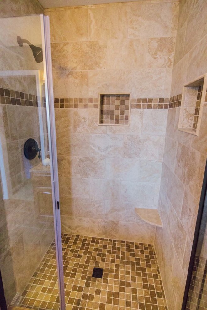 Идея дизайна: главная ванная комната среднего размера в стиле неоклассика (современная классика) с ванной в нише, душем в нише, бежевыми стенами и полом из мозаичной плитки