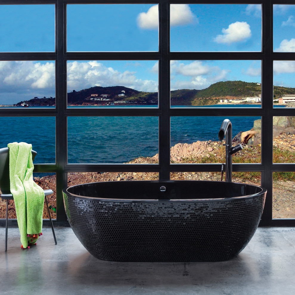 Idee per una stanza da bagno stile marinaro con vasca freestanding e piastrelle a mosaico