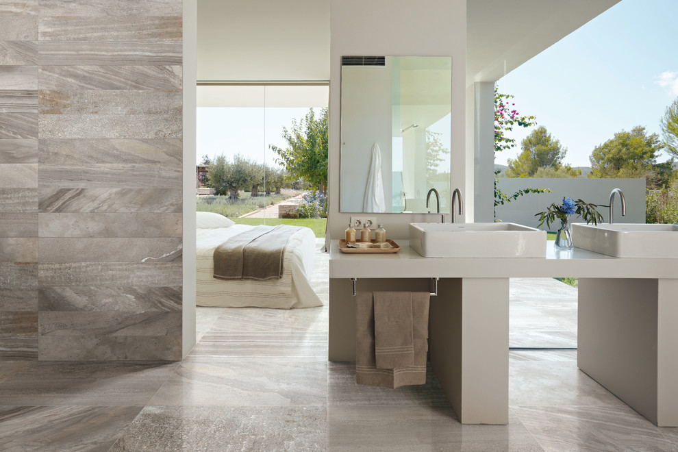 Идея дизайна: большая главная ванная комната в современном стиле с серой плиткой, керамогранитной плиткой, серыми стенами и полом из керамогранита