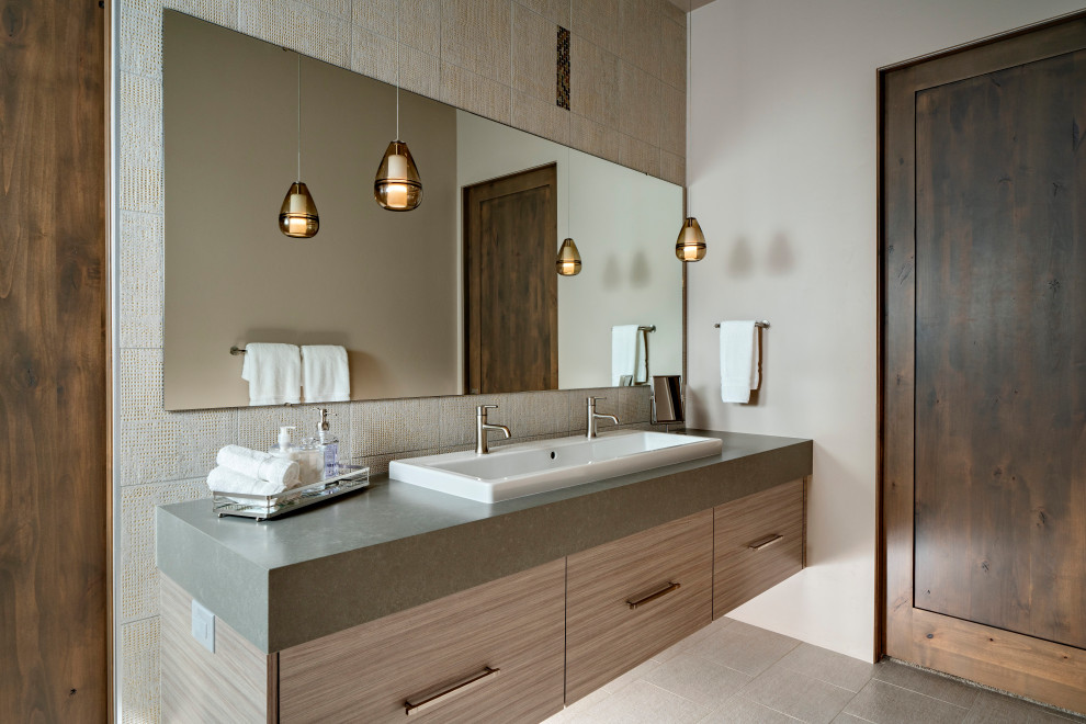 Immagine di una grande stanza da bagno con doccia design con ante lisce, ante in legno chiaro, piastrelle beige, pareti bianche, lavabo da incasso, pavimento beige, top grigio e mobile bagno sospeso