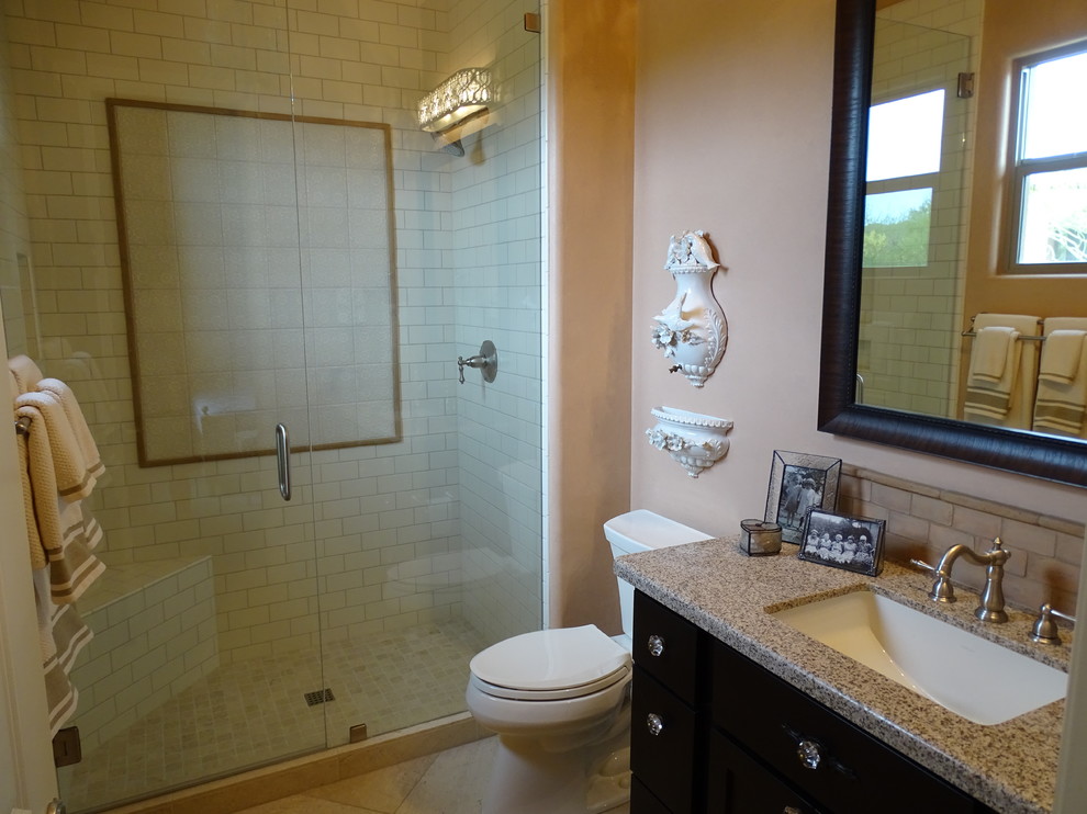 На фото: ванная комната среднего размера в современном стиле с душем в нише, раздельным унитазом, белой плиткой, керамической плиткой, коричневыми стенами, полом из известняка, врезной раковиной, столешницей из гранита, бежевым полом, душем с распашными дверями и зеленой столешницей с
