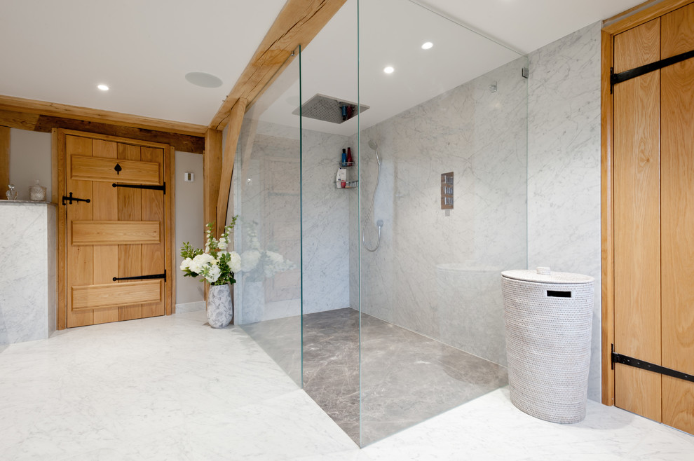 Réalisation d'une salle de bain nordique avec une douche ouverte et un plan de toilette en marbre.
