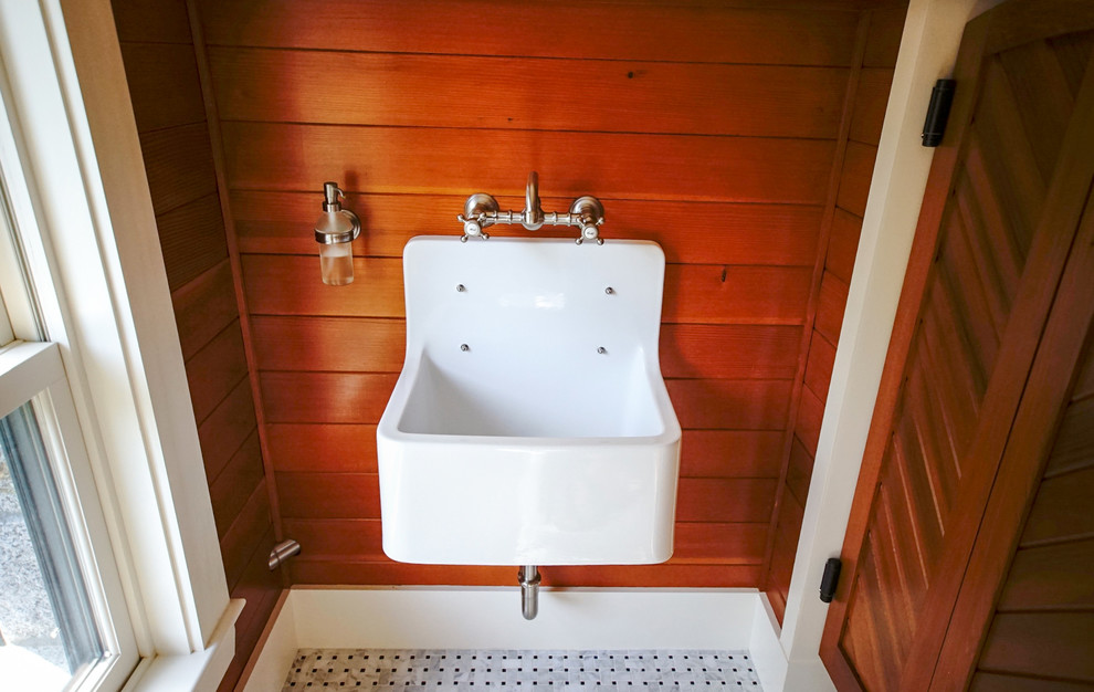 Ispirazione per una piccola stanza da bagno con doccia chic con WC a due pezzi, pareti rosse, pavimento con piastrelle di ciottoli, lavabo sospeso e pavimento bianco